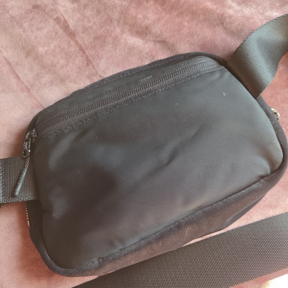 Lululemon Velour Belt Bag 1L Black/Gold - Picture 5 of 12